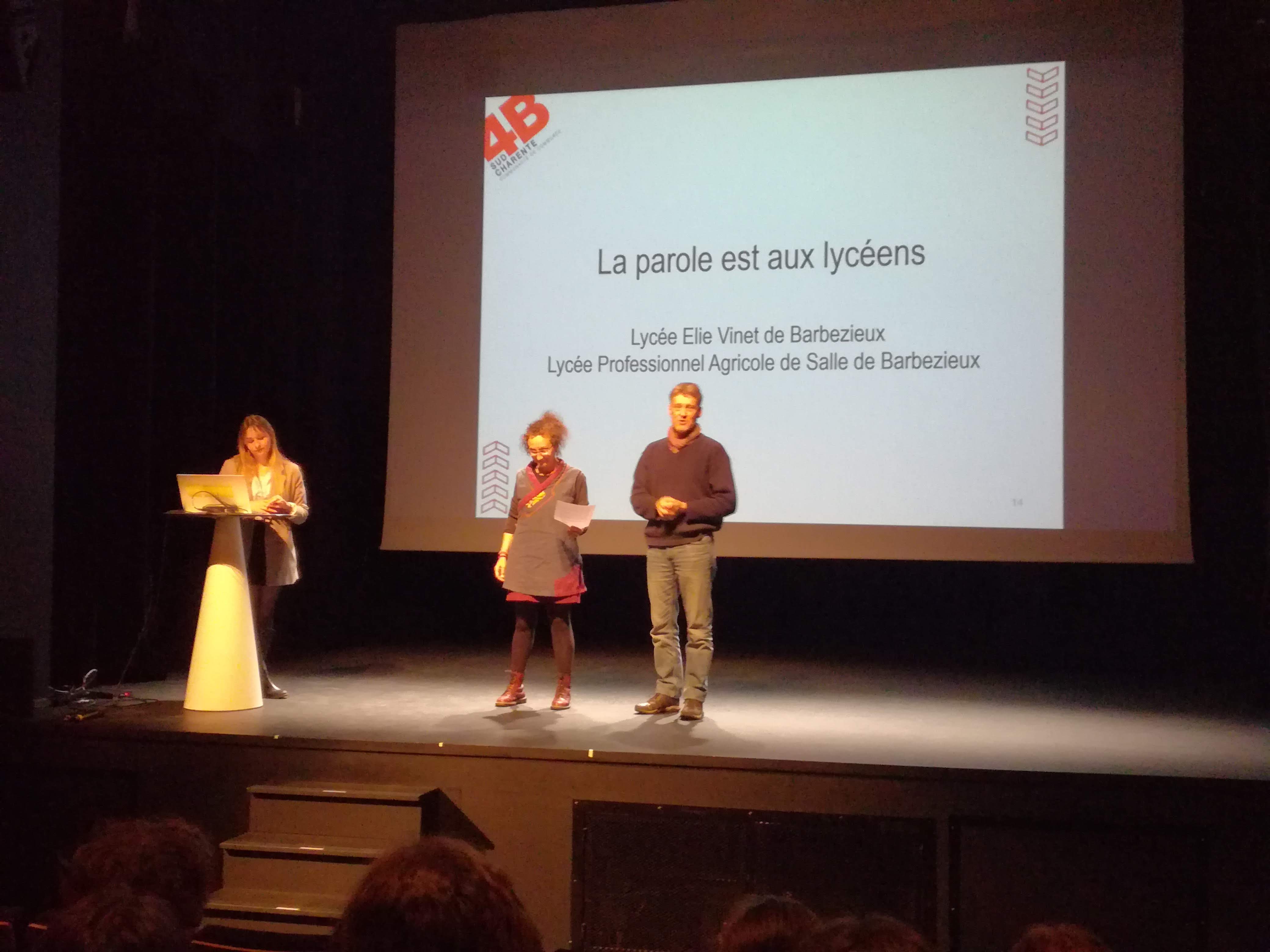 "Un monde sur scène !"